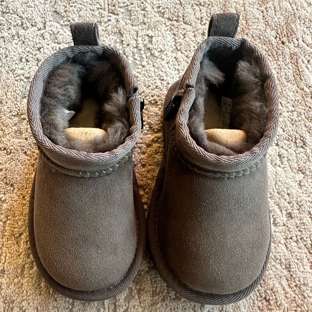UGG | Kids classic ultra mini | baby size 6 | NWT